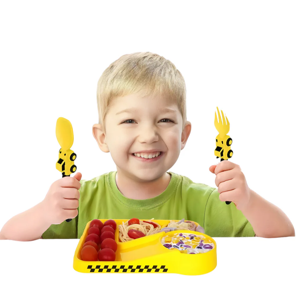 Zabavni dečiji set za jelo – tanjir sa pregradama , viljuška i kašika kao traktor i bager