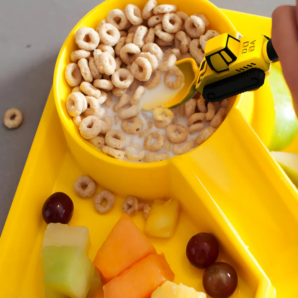 Zabavni dečiji set za jelo – tanjir sa pregradama , viljuška i kašika kao traktor i bager